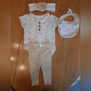 Baby girl, 0-3 month outfit. D21